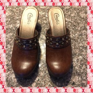 Candies Cognac brown clogs.